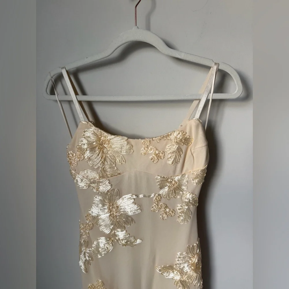 Viral Yellow floral applique bodycon Maxi Dress - Picture 3 of 6
